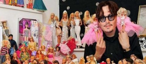 Johnny Depp tem uma cole&ccedil;&atilde;o de bonecas Barbie (Foto: Reprodu&ccedil;&atilde;o/The Sun)
