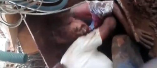 Mulher &eacute; resgatada em meio aos escombros (Reprodu&ccedil;&atilde;o/Redes sociais)