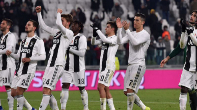 Alcuni giocatori della Juventus sotto la curva (foto: foxsport.it)