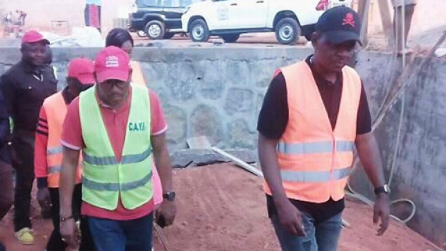 Le maire Jacques Yoki Onana lors de la visite guid&eacute;e du nouveau b&acirc;timent (c) Virginie Nga