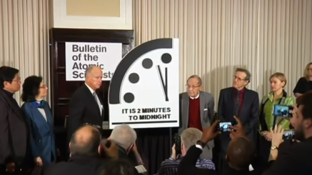 L'orologio dell'apocalisse viene settato a due minuti dalla mezzanotte.