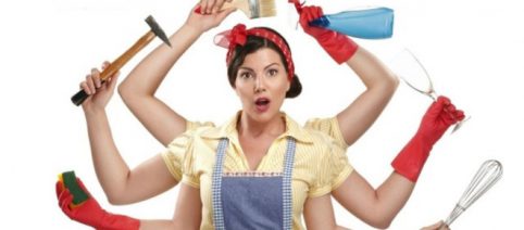 Assicurazione casalinghe, l'Inail: obbligatoria fino a 67 anni e premio raddoppiato