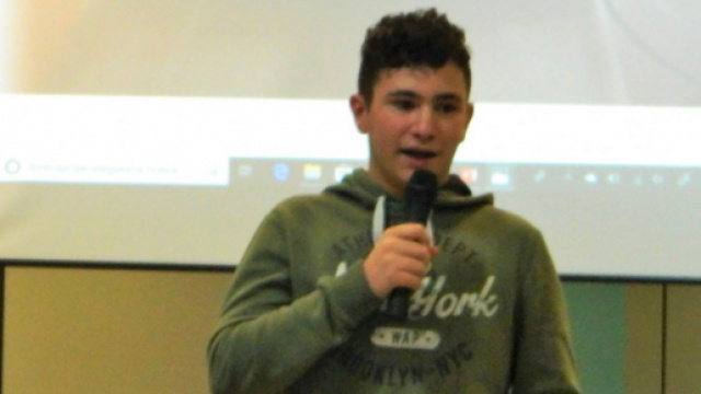 Il giovane inventore Loris Esposito. (Immagine da bresciasettegorni.it)