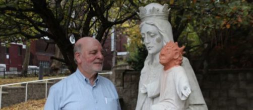 A est&aacute;tua de Jesus com a cabe&ccedil;a trocada em Sudbury, Canad&aacute;. (Foto: Marina von Stackelberg)