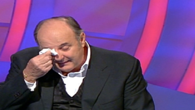 Gerry Scotti in lacrime dalla De Filippi