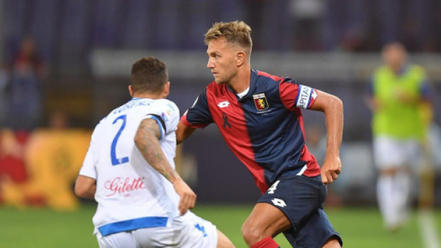Il capitano rossobl&ugrave; Criscito intendo a dribblare Di Lorenzo