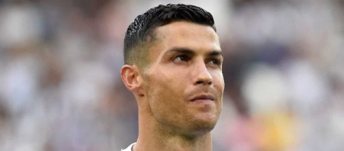 CR7 autografa camisa e presenteia f&atilde;. (Fonte: R7 Esportes)