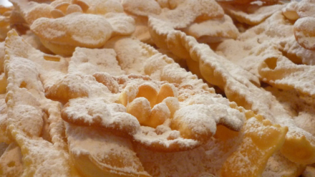 Le fasi di preparazione delle chiacchiere di Carnevale.