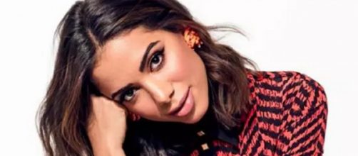 Cantora Anitta em fotos promocionais (Imagem: Reprodu&ccedil;&atilde;o/TheVox)