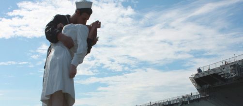 Kissing Sailor @ USS Midway | San Diego Harbor [Image source:Flckr by Prayitno]