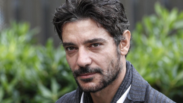Il Paradiso delle Signore: Riccardo prova a far falsificare l'esito delle analisi.