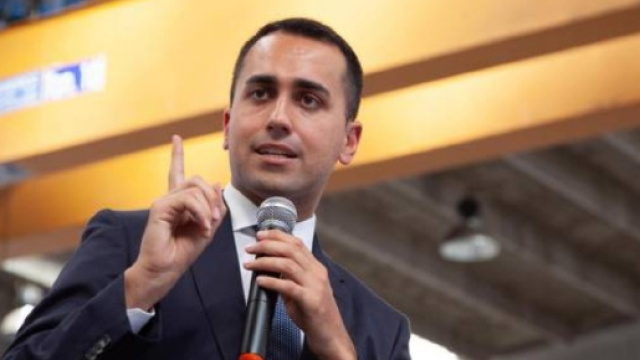 Luigi Di Maio: da febbaio-marzo pensioni minime e invalidit&agrave; a 780 euro. Reddito di cittadinanza anche a stranieri.