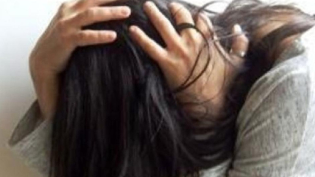 Napoli, mette guinzaglio al collo della compagna: cingalese arrestato.