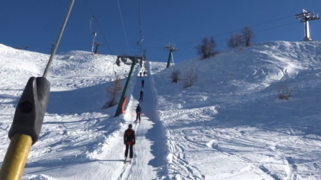 Quattro indagati per la morte della piccola sciatrice romana a Sauze d&rsquo;Oulx. Oggi altro grave incidente a una coetanea su una pista da sci.