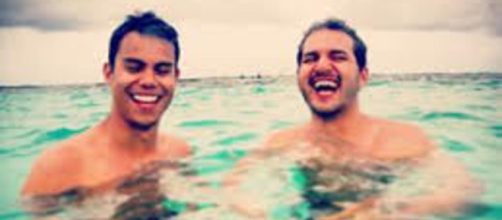 Casal de apresentadores Bruno e Leandro trabalham em emissoras diferentes (Reprodu&ccedil;&atilde;o Twitter/Bruno)
