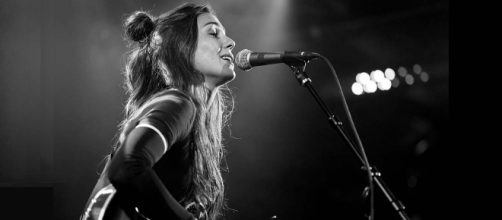 Two migrants hid in the luggage compartment on Amy Shark's tour bus. [Image Justin Higuchi/Wikimedia]