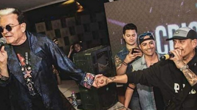 Cristiano Malgioglio stringe la mano a Noyz Narcos.