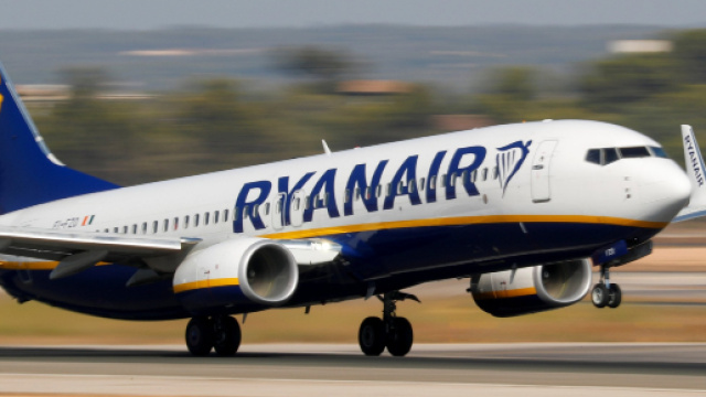 Francoforte, si squarcia in volo l'ala dell'aereo diretto a Bari, paura tra i passeggeri