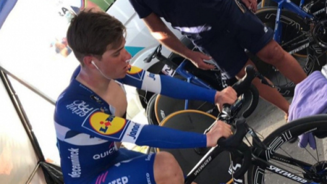 Remco Evenepoel durante il riscaldamento