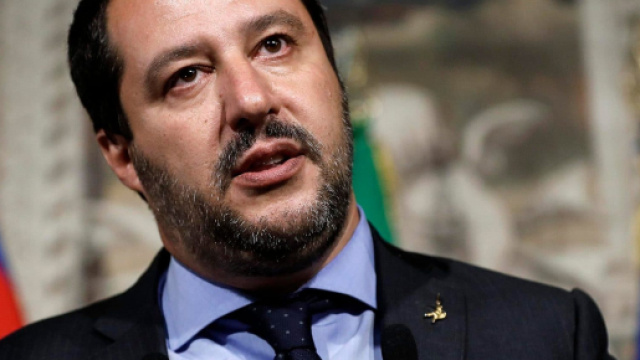 Salvini entra alla Camera con la divisa della Polizia