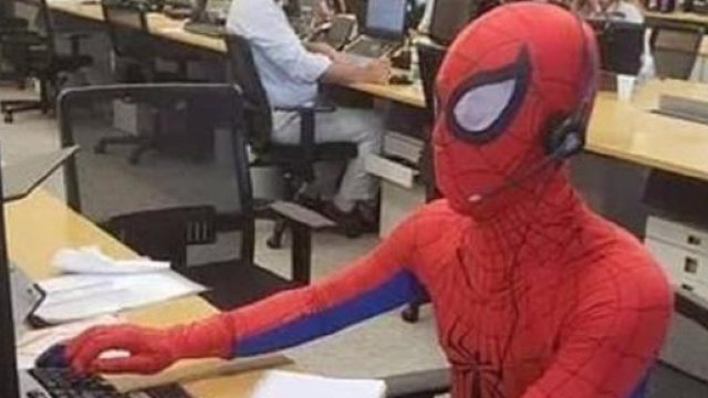 Si veste da Spiderman prima di dimettersi