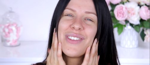 It can be quite annoying to have oily skin. [Image source: Nikkia Joy/YouTube]