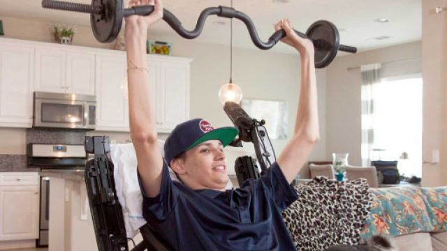 Il giovane Kristopher Boesen, mentre mostra i progressi fatti grazie al trattamento.