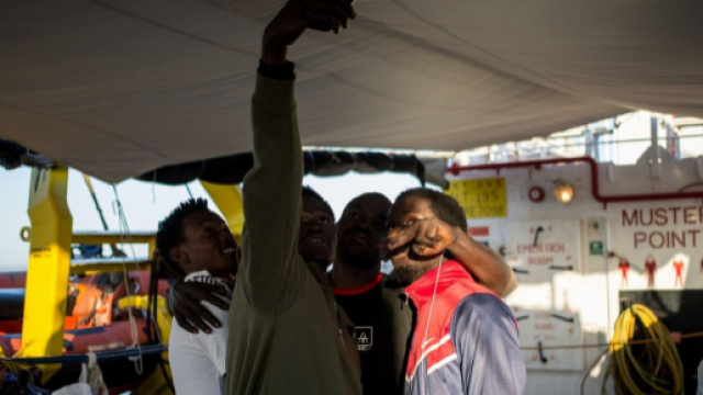 Migranti a bordo della Sea Watch festeggiano
