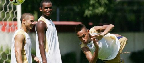 Caf&eacute; (ao centro) durante treinamento com Madson e Neymar &mdash; Foto: Divulga&ccedil;&atilde;o/ Santos