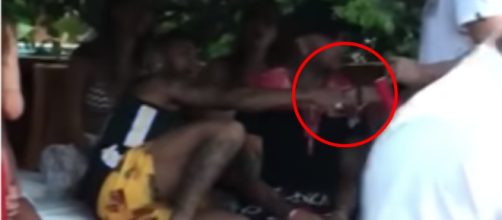 Neymar curiosamente se escondeu antes de repassar objeto. (Reprodu&ccedil;&atilde;o)