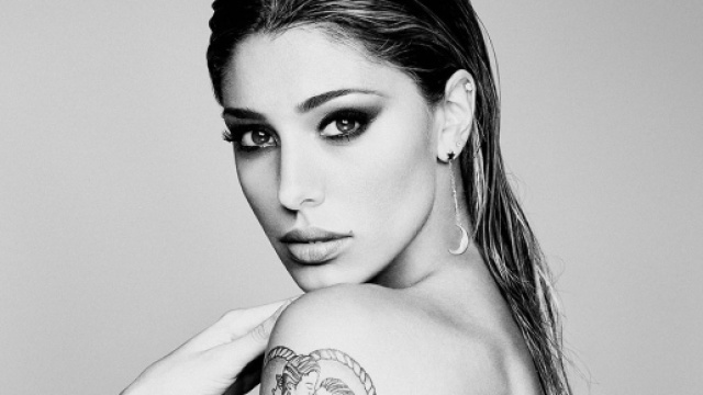 Belen Rodriguez, commenti negativi alla foto in sauna: 'Copriti e usa meno Photoshop'.