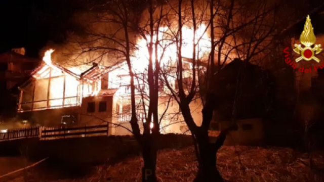 Case in fiamme a Zoldo, dolomiti