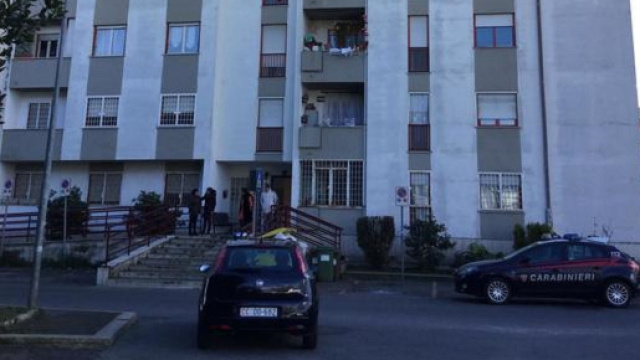 Guidonia, sparatoria alle case popolari: feriti padre e figlio | ilmessaggero.it