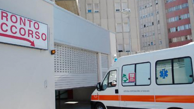 Tragico incidente nel napoletano: investe un ciclista, poi si schianta e muore