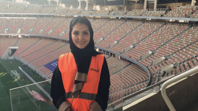 Una tifosa di calcio in Arabia Saudita: soltanto lo scorso anno alle donne &egrave; stato consentito l'ingresso allo stadio