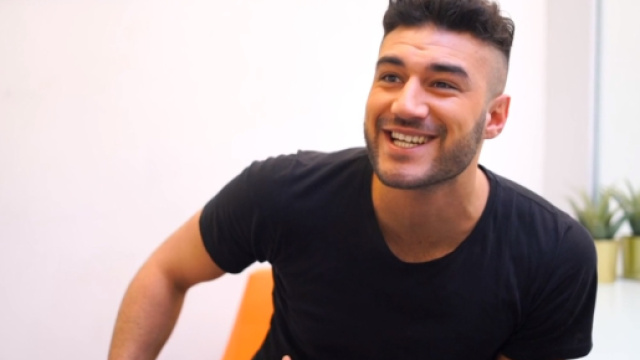 Uomini e Donne: Lorenzo sceglie per finta entrambe le corteggiatrici.