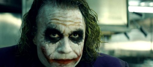 Coringa interpretado por Heath Ledger (Fonte: globo.com)