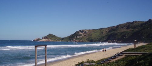 Praias de nudismo s&atilde;o bem aceitas no Brasil. (Fonte: Wikipedia)