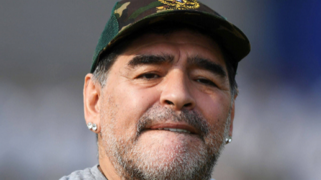 Diego Armando Maradona ha lasciato la clinica di Olivos a bordo di un suv nero