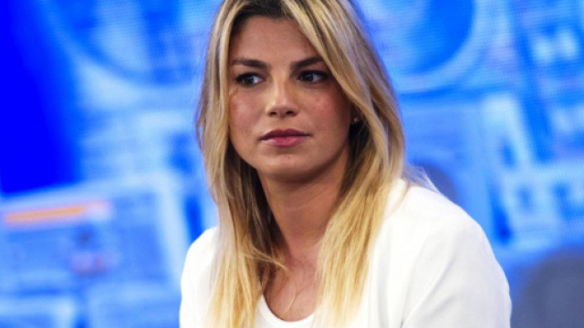 Emma Marrone posa con una pelliccia, il web insorge e lei sbotta: '&Egrave; finta, ridicoli'.