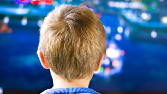 Per i pediatri britannici, TV, smartphone e tablet non fanno male ai bambini