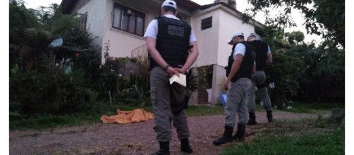 Corpo de Jocelaine foi encontrado do lado de fora da casa (Foto: Airton Ferreira/R&aacute;dio Difusora)