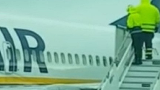 Brindisi, secchi d'acqua calda sugli aerei congelati: l'Enac indaga