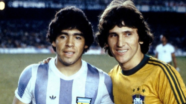 Diego Maradona e Zico in una sfida tra Argentina e Brasile di fine anni '70