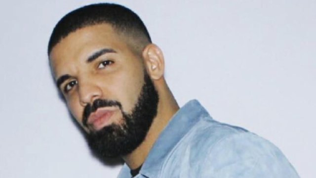 Drake fait pol&eacute;mique pour embrasser et caresser une fan de 17 ans