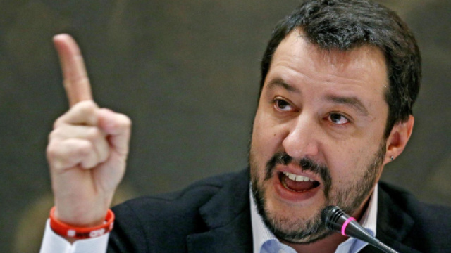 Salvini a chi lo ha contestato a L'Aquila: 'Prendete i barconi e andate dove volete, tornate nei centri sociali a farvi'