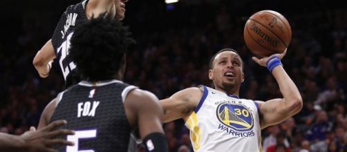 Stephen Curry led the Warriors to victory over Sacramento on Saturday (Jan. 5). [Image via NBA/YouTube screencap]