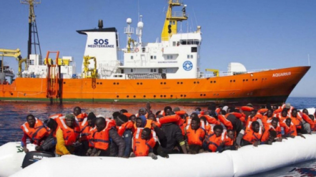 Immigrazione: alcuni immigrati, custoditi dalla nave Aquarius, portati sulla terra ferma.