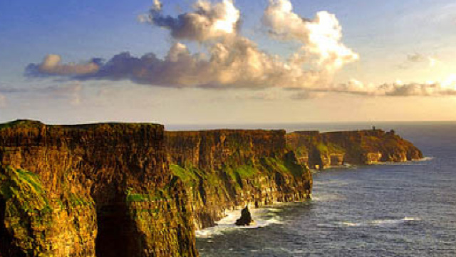 Irlanda, 20enne vuole scattarsi un selfie sulle scogliere di Moher, ma precipita e muore