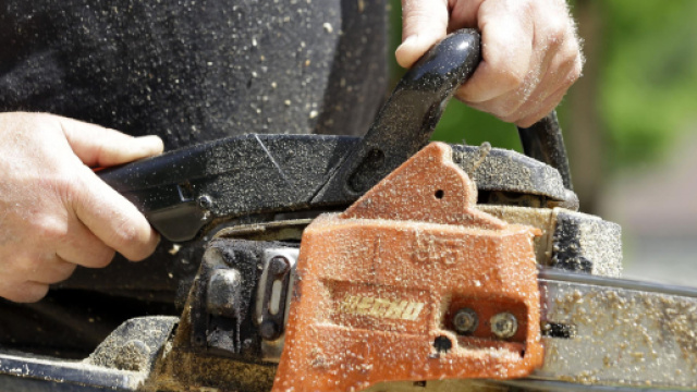 L'Aquila, tenta di distruggere l'apparecchio del pedaggio con la motosega: preso